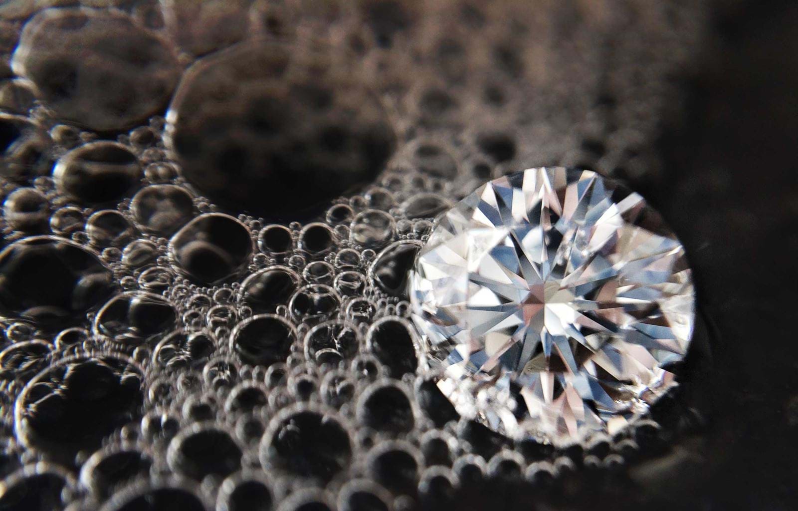 Mẹo làm sáng trang sức kim cương ngay tại nhà đơn giản và hiệu quả nhất
